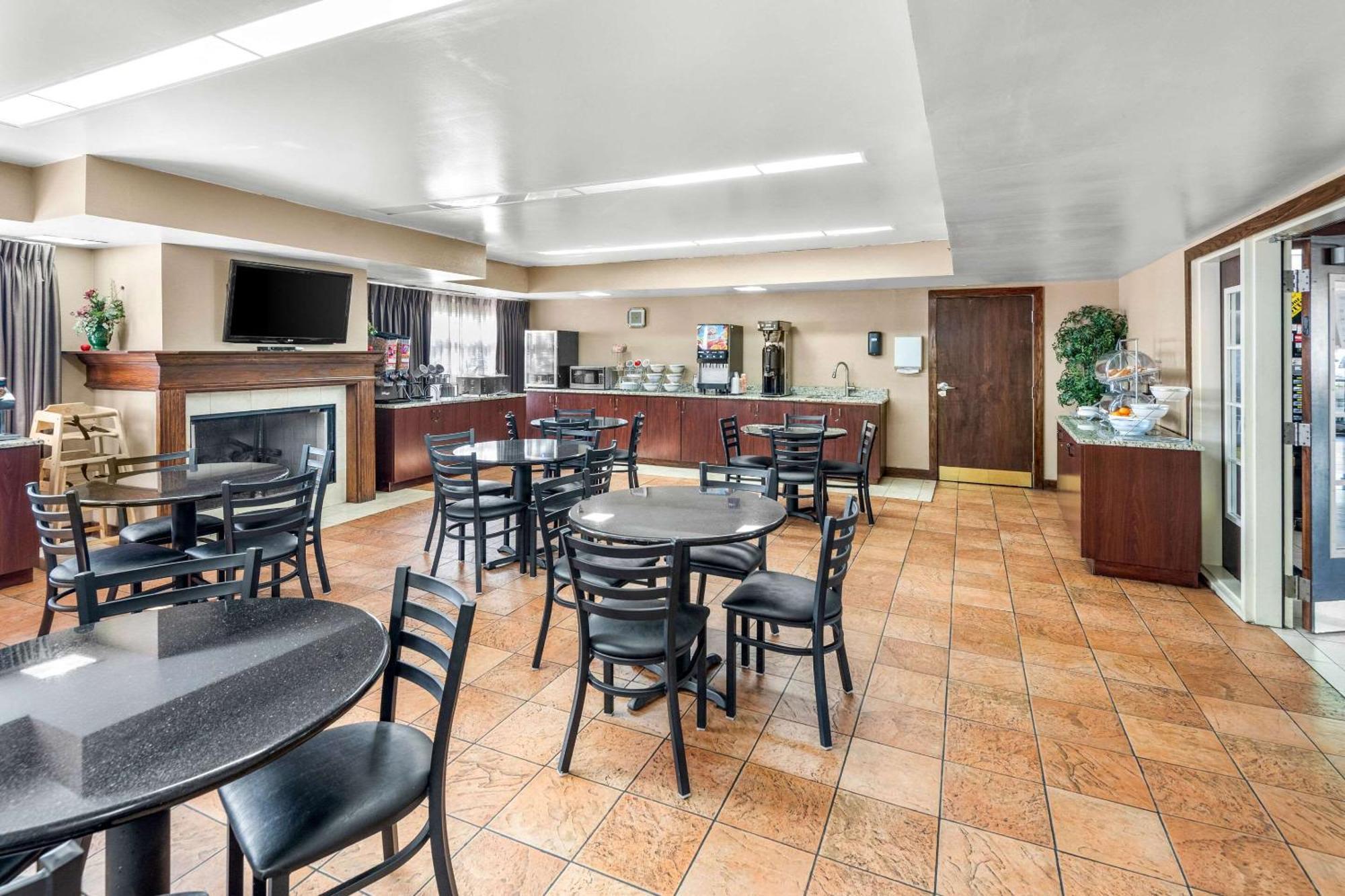 Clarion Inn & Suites Northwest Indianapolis Exterior foto