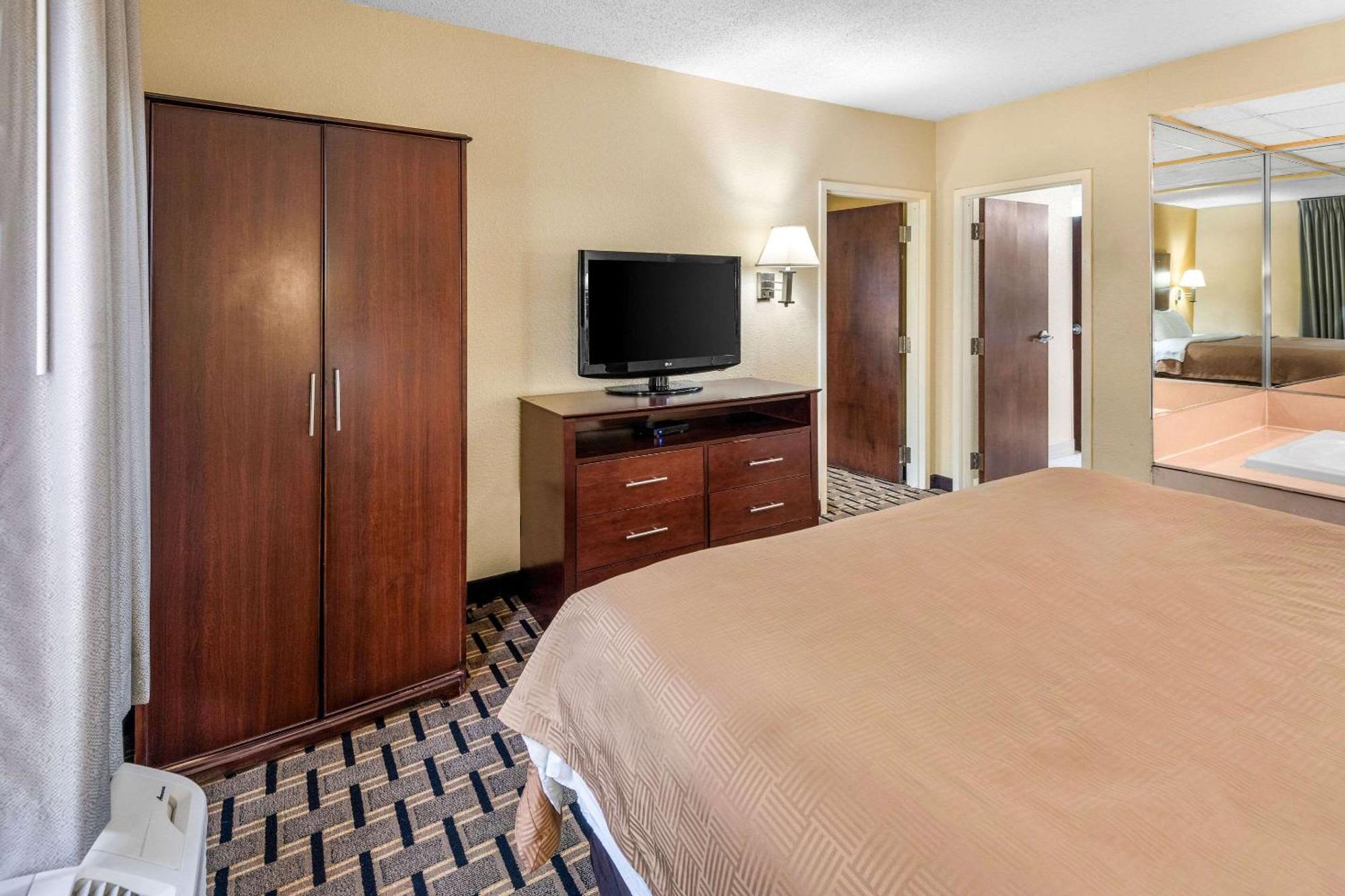 Clarion Inn & Suites Northwest Indianapolis Exterior foto
